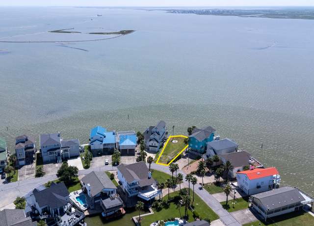 Property at 135 Isles End Rd, Tiki Island, TX 77554