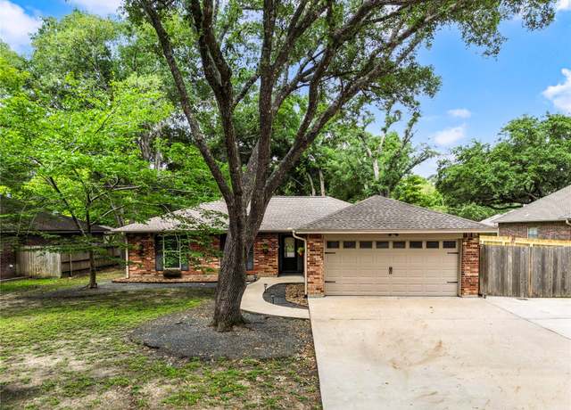 Property at 112 April Wind Dr E, Montgomery, TX 77356, 3 beds, 2 baths