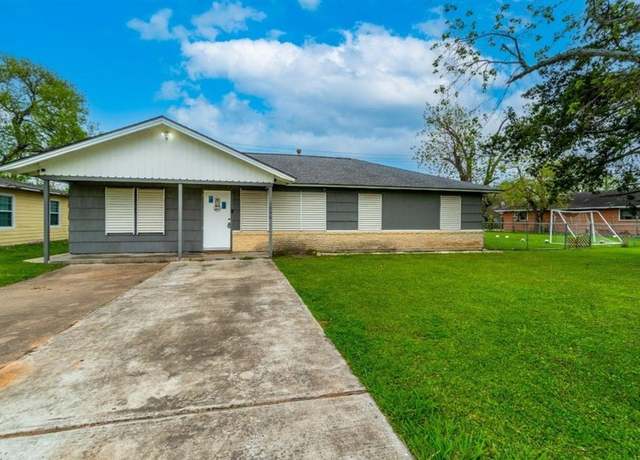 Property at 1006 W 9th St, Freeport, TX 77541, 4 beds, 1 bath