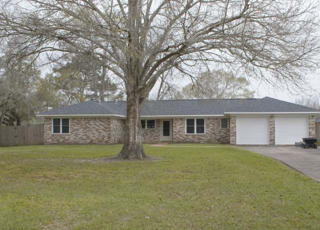 Property at 1720 Bayou Drive Dr, Bay City, TX 77414, 3 beds, 1.5 baths