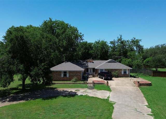 Property at 205 Mesa Dr, Gatesville, TX 76528, 4 beds, 2.5 baths