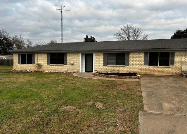 Property at 215 State Highway 75 South S, Fairfield, TX 75840, 3 beds, 2 baths