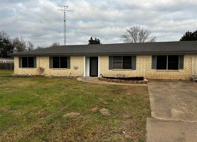 Property at 215 State Highway 75 South S, Fairfield, TX 75840, 3 beds, 2 baths