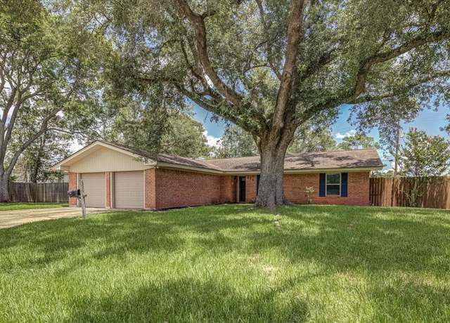 Property at 211 Chestnut St, Lake Jackson, TX 77566, 4 beds, 2 baths