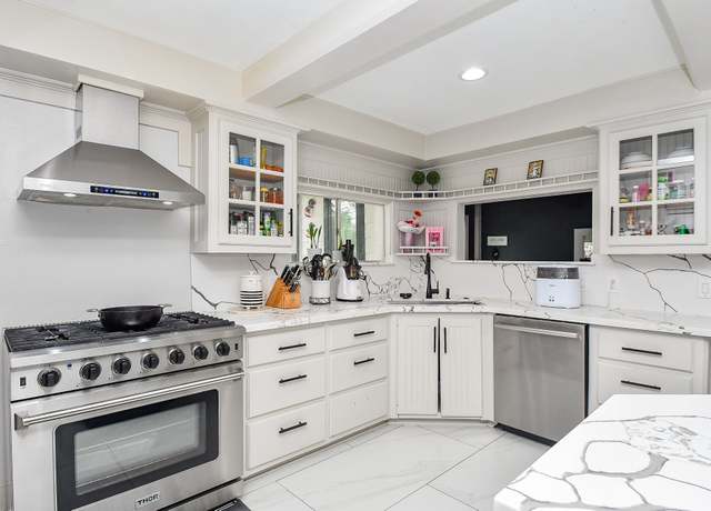 Property at 4615 W Walnut St, Pearland, TX 77581, 5 beds, 3.5 baths