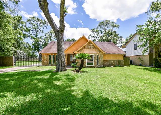 Property at 112 Saint Cloud Dr, Friendswood, TX 77546, 4 beds, 2.5 baths