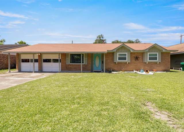 Property at 119 Mulberry St, Lake Jackson, TX 77566, 3 beds, 2 baths