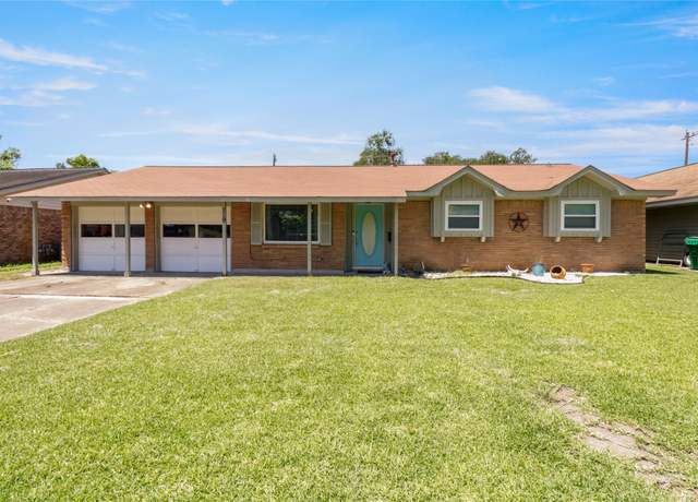 Property at 119 Mulberry St, Lake Jackson, TX 77566, 3 beds, 2 baths