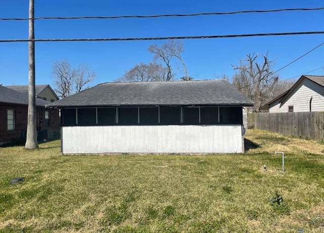Property at 208 E Bernard St, Clute, TX 77531, 2 beds, 1 bath