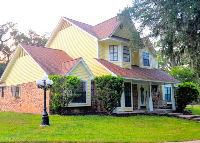 Property at 2003 Bayou Dr, Lake Jackson, TX 77566, 4 beds, 2.5 baths