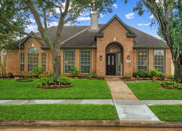 Property at 2513 Evergreen Dr, Pearland, TX 77581, 3 beds, 2 baths