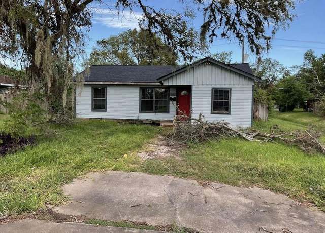 Property at 135 Huisache St, Lake Jackson, TX 77566, 3 beds, 1 bath