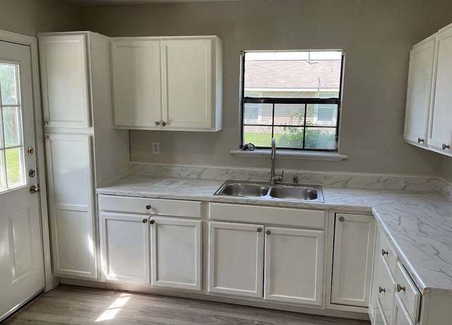 Property at 135 Huisache St, Lake Jackson, TX 77566, 3 beds, 1 bath