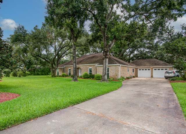 Property at 205 Hillcrest Dr, Alvin, TX 77511, 4 beds, 2.5 baths