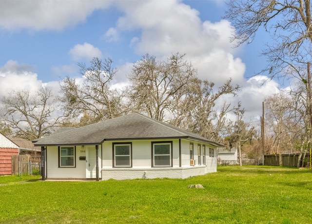 Property at 504 Elm St, Lake Jackson, TX 77566, 3 beds, 1 bath