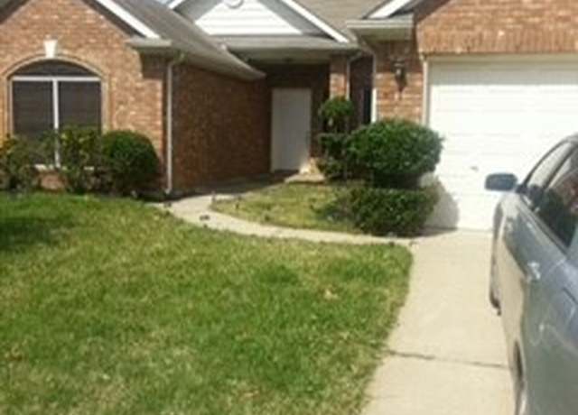 Property at 2106 Whirlaway Dr, Stafford, TX 77477, 3 beds, 2 baths