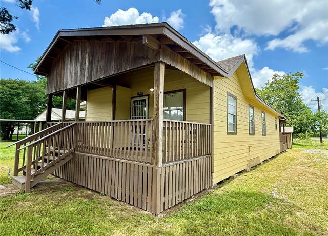 Property at 1002 W 2nd St, El Campo, TX 77437, 3 beds, 2 baths