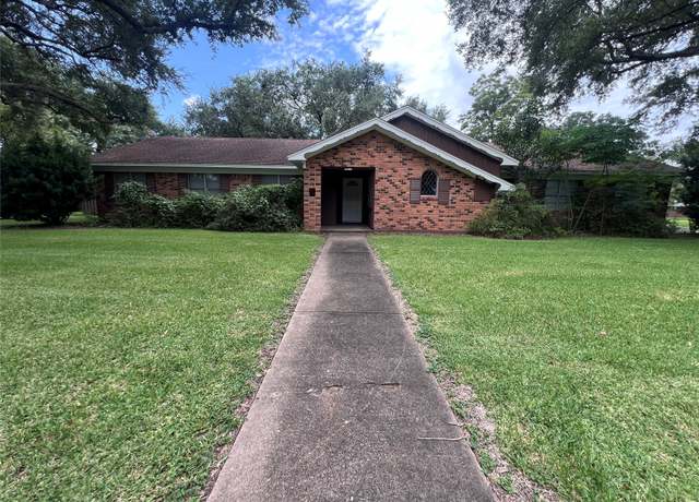 Property at 1302 Briar Ln, Wharton, TX 77488, 4 beds, 3 baths