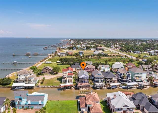 Property at 112 Starboard Dr, Dickinson, TX 77539, 4 beds, 3 baths