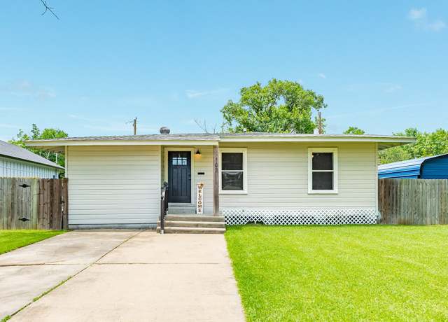 Property at 103 Magnolia St, Lake Jackson, TX 77566, 3 beds, 2 baths