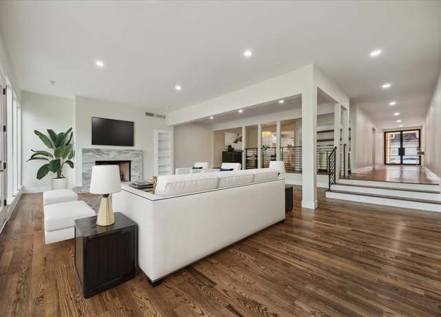 Property at 109 Sage Rd, Houston, TX 77056, 4 beds, 4.5 baths