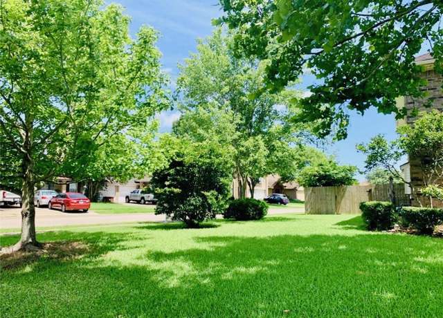 Property at 223 Almond Dr, Lake Jackson, TX 77566, 4 beds, 2.5 baths