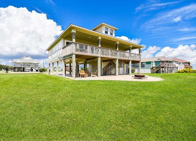 Property at 1588 W Bayshore Dr, Palacios, TX 77465, 4 beds, 3 baths
