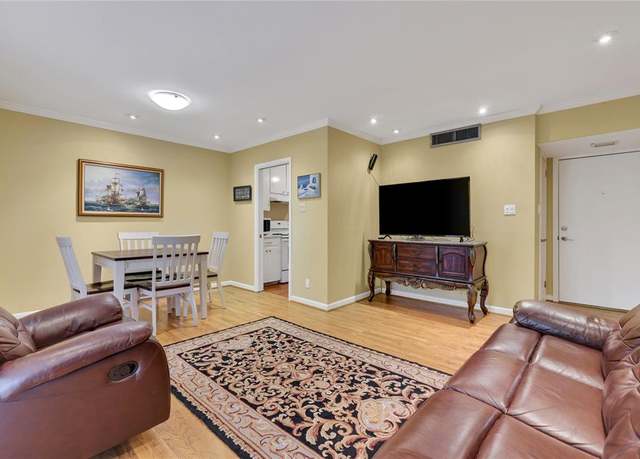 Property at 2824 Briarhurst Dr #12, Houston, TX 77057, 1 bed, 1 bath