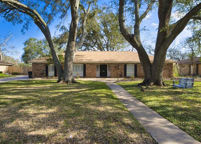 Property at 436 Forest Dr, Lake Jackson, TX 77566, 4 beds, 2.5 baths