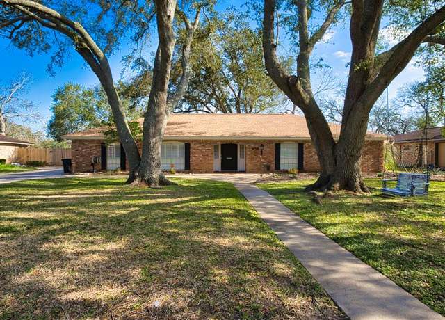 Property at 436 Forest Dr, Lake Jackson, TX 77566, 4 beds, 2.5 baths