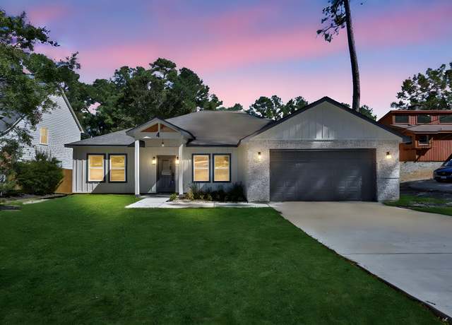 Property at 4 Hanover Ln, Panorama Village, TX 77304, 3 beds, 2.5 baths