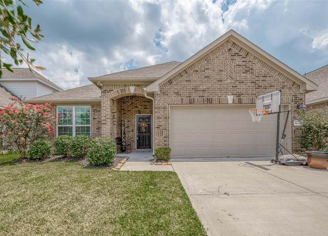 Property at 8434 Sunset Isles Dr, Baytown, TX 77521, 4 beds, 2 baths