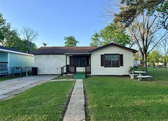Property at 813 Humphrey, Palacios, TX 77465, 3 beds, 1 bath