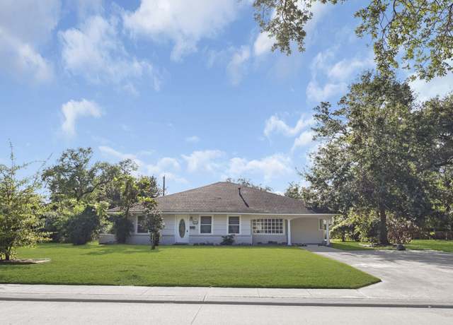 Property at 935 Magnolia St, Lake Jackson, TX 77566, 3 beds, 3 baths