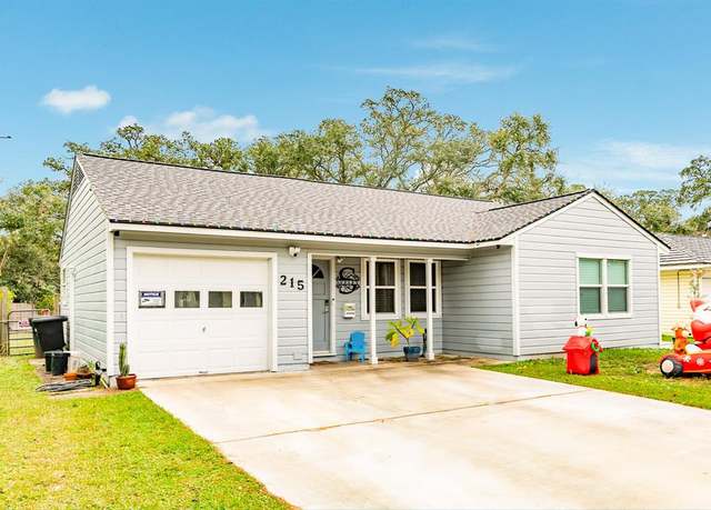 Property at 215 Redwood St, Lake Jackson, TX 77566, 3 beds, 1 bath