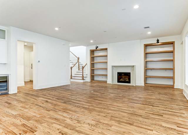 Property at 1050 W 42nd St, Houston, TX 77018, 4 beds, 3.5 baths