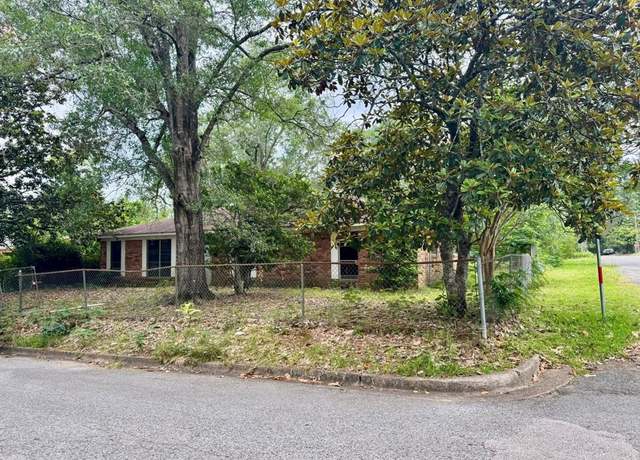 Property at 420 S Hyde St, Woodville, TX 75979, 3 beds, 1.5 baths