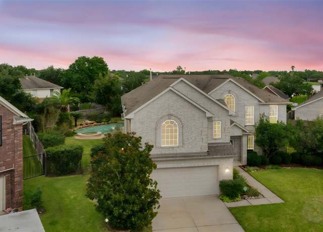 Property at 402 Starleaf Ln, Pearland, TX 77584, 5 beds, 3.5 baths
