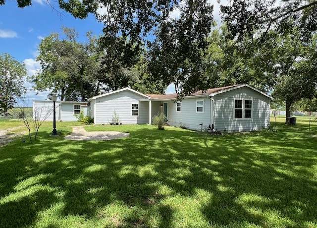 Property at 1621 Bayou Dr, Bay City, TX 77414, 3 beds, 2 baths