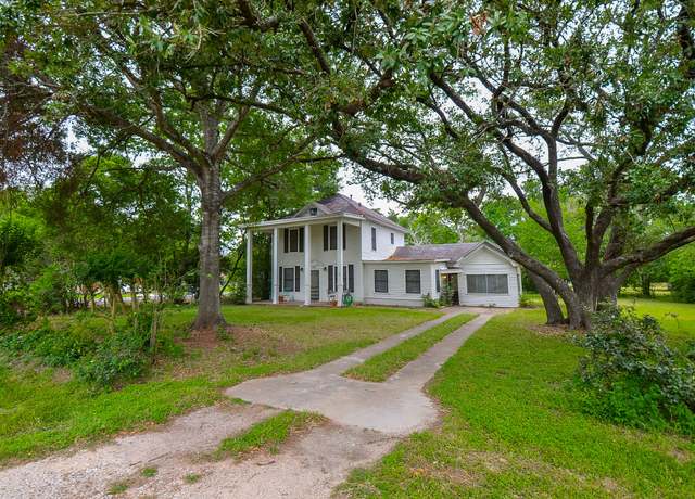 Property at 1001 Divide St, El Campo, TX 77437, 4 beds, 2 baths