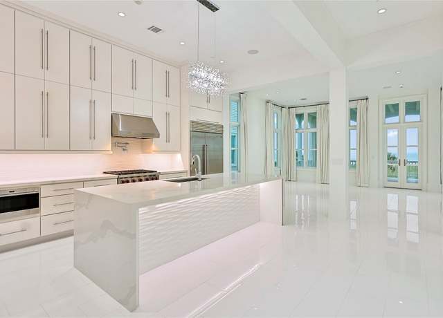 Property at 2425 E Seaside Dr, Galveston, TX 77550, 5 beds, 4.5 baths