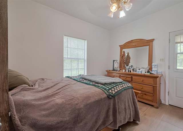 Property at 10374 County Road 909, Alvin, TX 77511, 4 beds, 1 bath