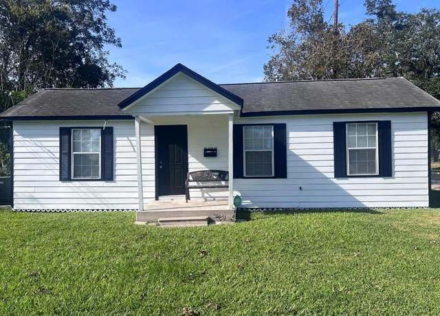 Property at 2102 N Galveston Ave, Pearland, TX 77581, 4 beds, 3 baths