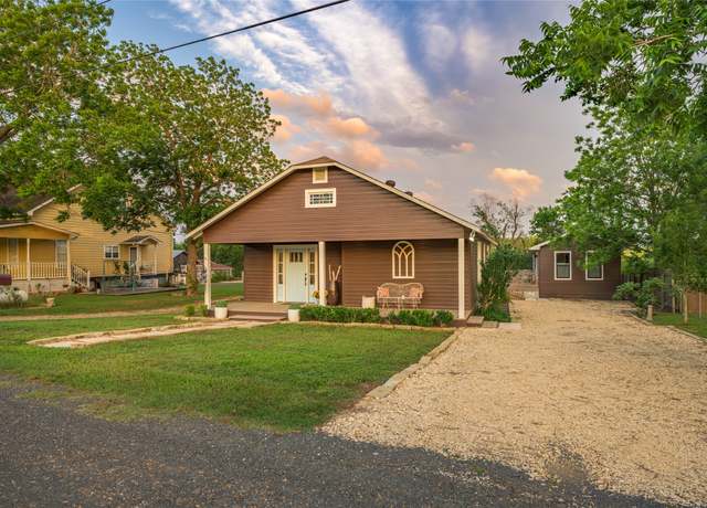 Property at 303 S Mechanic St, Fayetteville, TX 78940, 2 beds, 1 bath