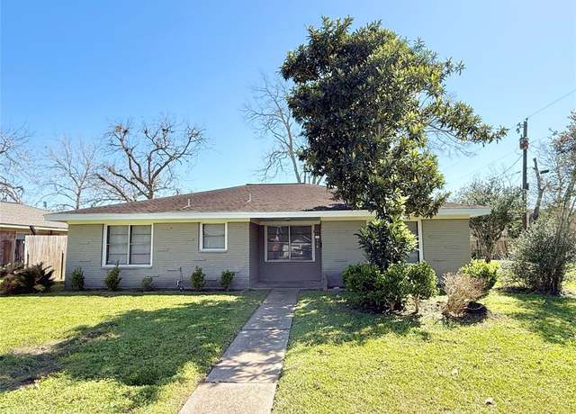 Property at 216 N Morgan St, Angleton, TX 77515, 3 beds, 2 baths