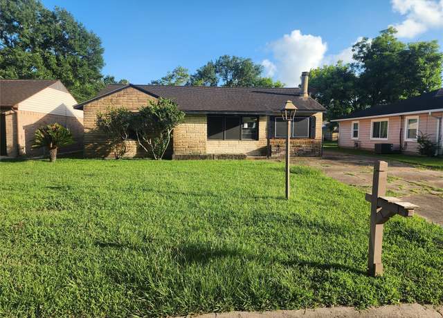 Property at 920 Nottingham Dr, Angleton, TX 77515, 2 beds, 1 bath