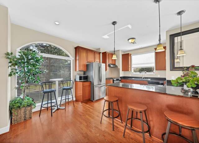 Property at 5206 Petty St, Houston, TX 77007, 3 beds, 3.5 baths