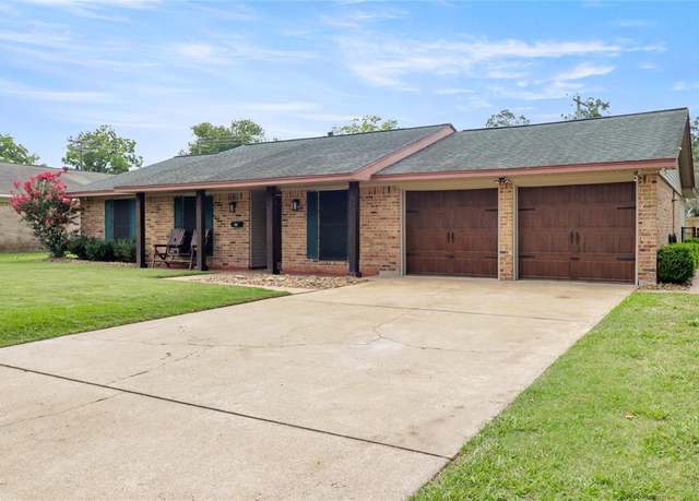 Property at 542 Sycamore St, Lake Jackson, TX 77566, 3 beds, 2 baths