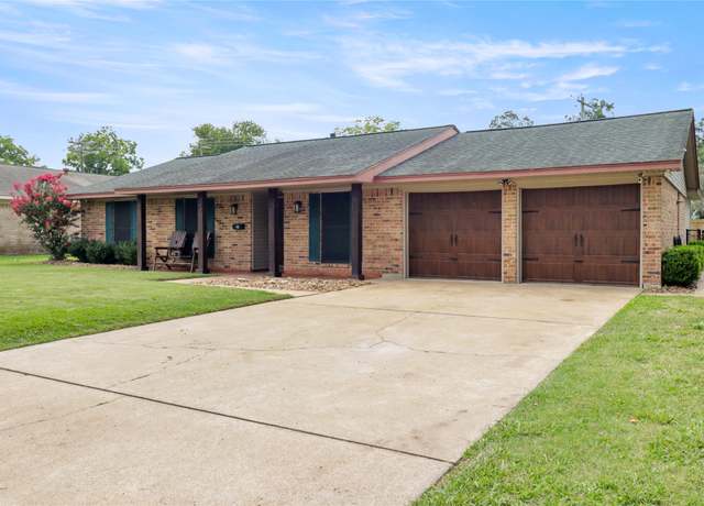 Property at 542 Sycamore St, Lake Jackson, TX 77566, 3 beds, 2 baths