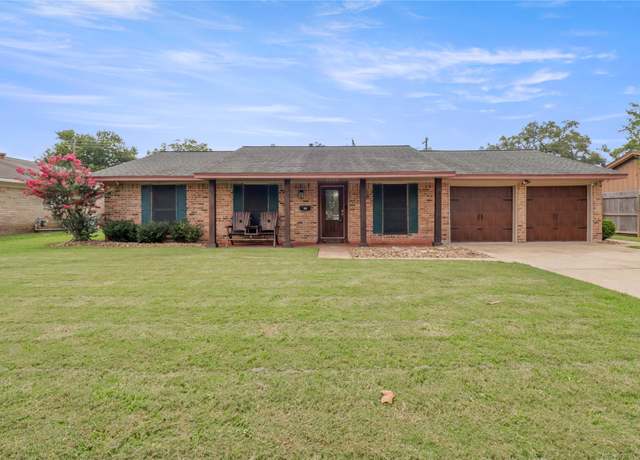 Property at 542 Sycamore St, Lake Jackson, TX 77566, 3 beds, 2 baths